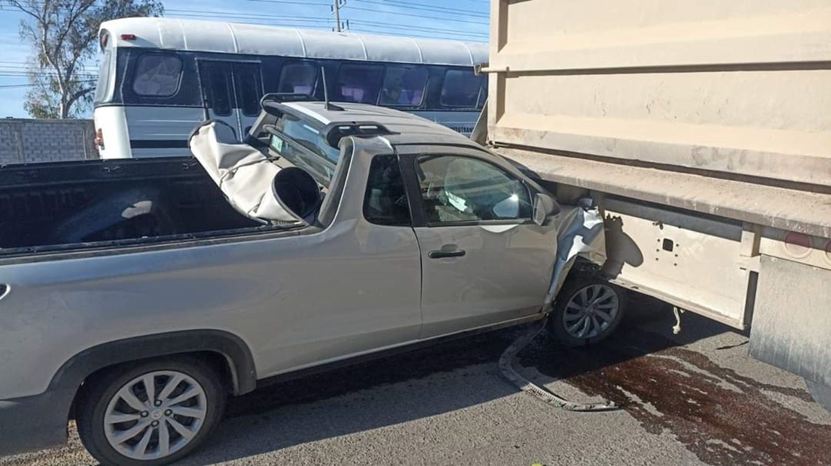 Camioneta choca por alcance contra camión de carga en Mazatlán