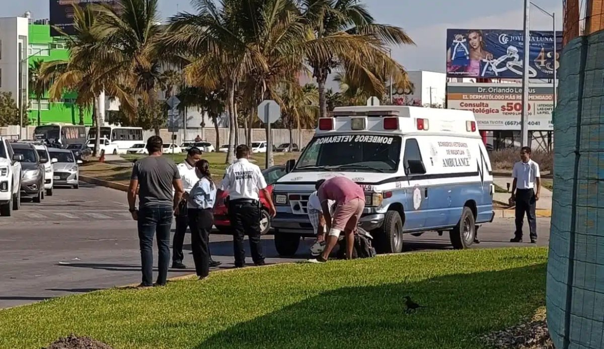 Se registra choque entre motocicleta y camioneta, dejando dos lesionados en Mazatlán