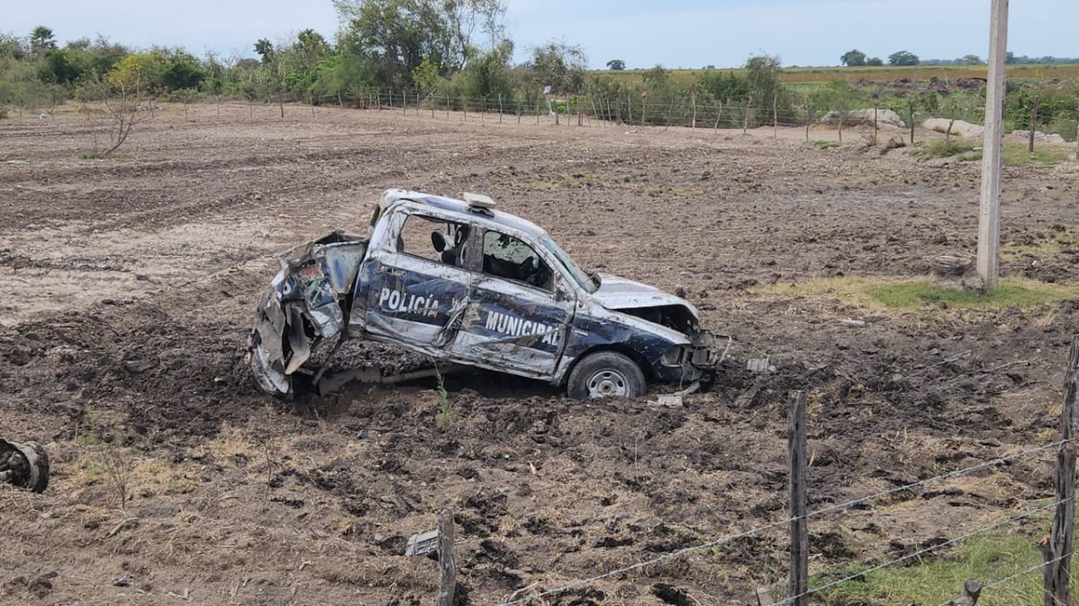 ¡Vive para contarla! Policía municipal vuelca en su patrulla en el Eldorado, Culiacán