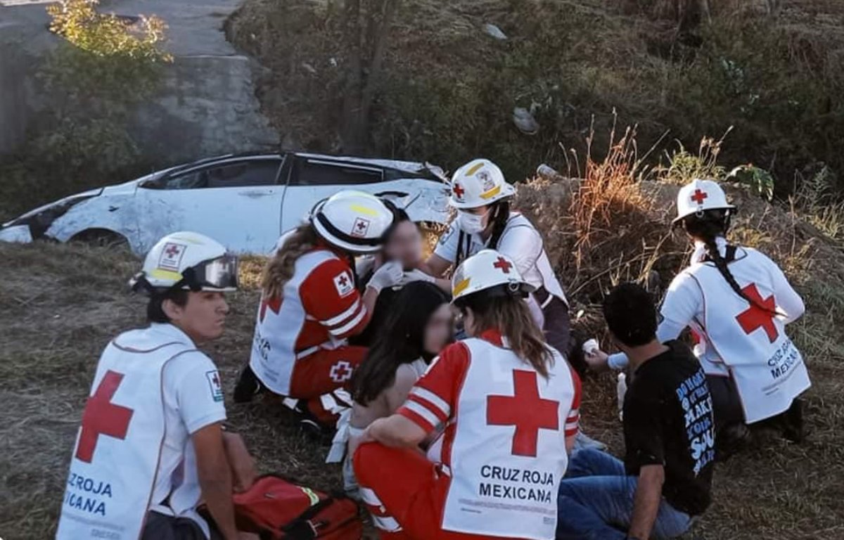 Por exceso de velocidad, tres personas se accidentan en un automóvil sobre Libramiento II en Mazatlán