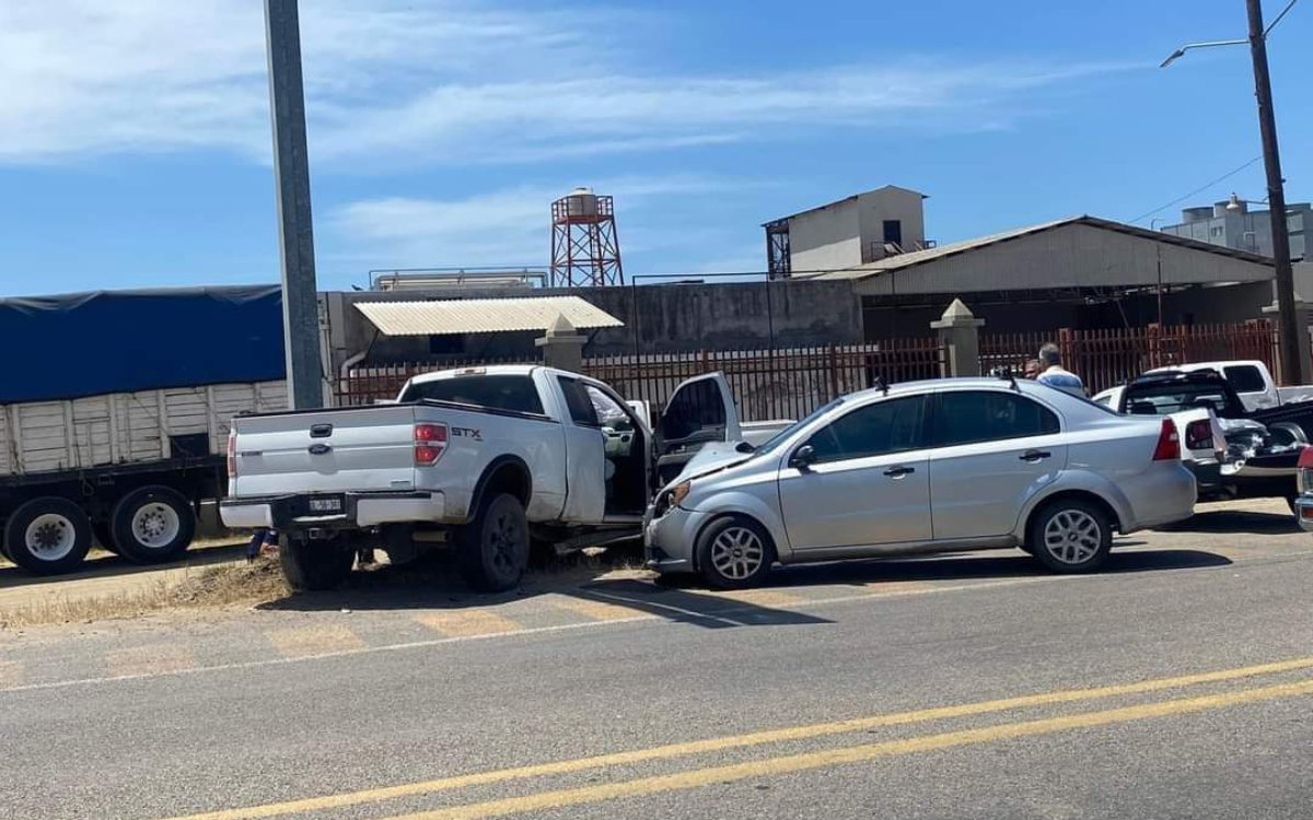 Se registra accidente entre una camioneta y un automóvil en Villa Unión
