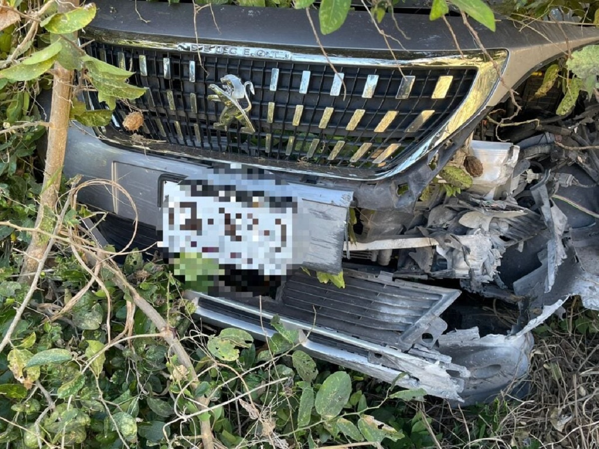 Tráiler saca del camino a familia que circulaba sobre la autopista Mazatlán-Culiacán