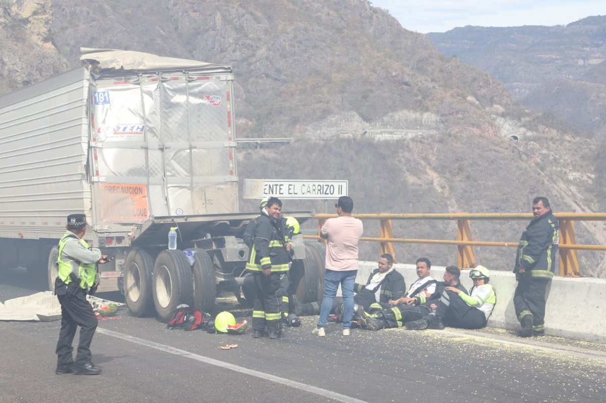 Tres muertos deja accidente en la Mazatlán-Durango de este domingo; continúa cerrada la circulación