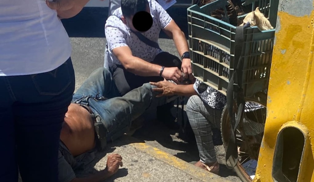 Camión urbano derriba a ciclista con todo y su mascota en Mazatlán