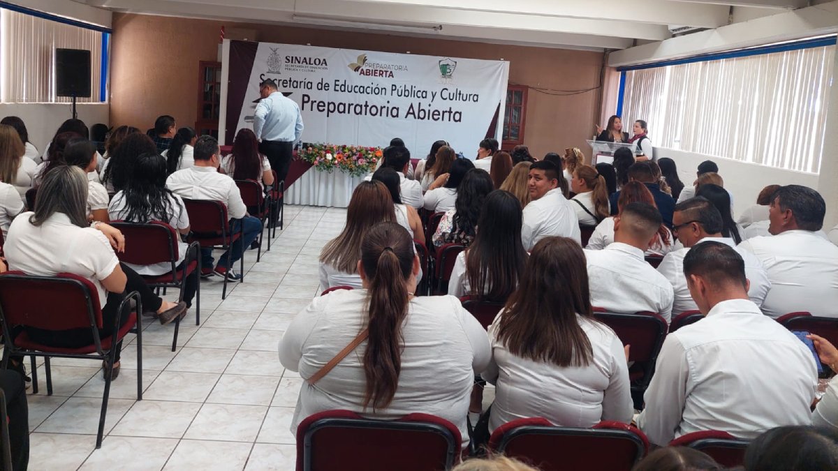 Más de 100 adultos y jóvenes en el municipio de Ahome recibieron su certificado de preparatoria abierta