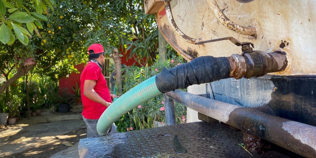 Continúa el abasto de agua a las comunidades rurales de Mazatlán hasta con 12 pipas diarias