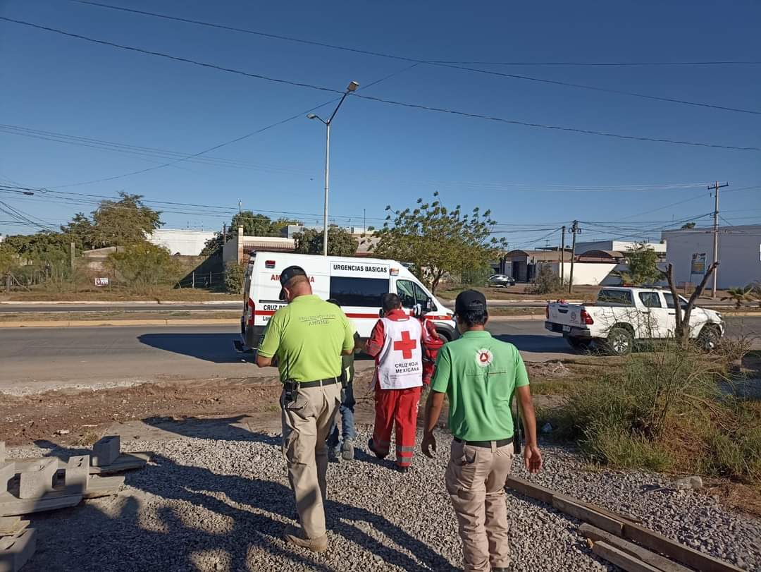 Albañil cae de tres metros de altura y resulta con lesiones; paramédicos de Cruz Roja lo trasladan a un hospital