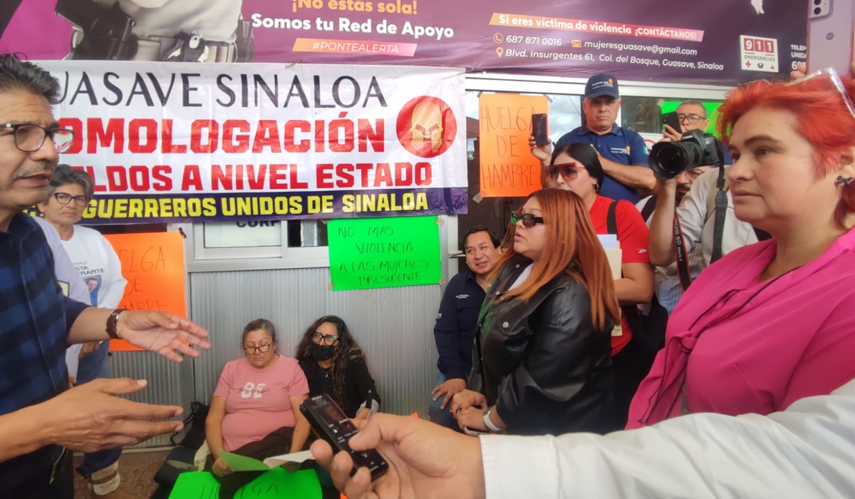 Alcalde de Guasave entrega carpeta con propuesta a huelguistas, pero ellas seguirán en el Ayuntamiento