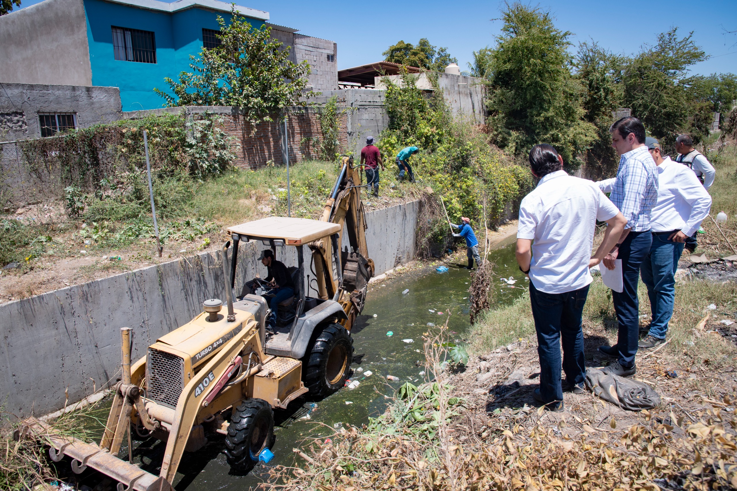 Alcalde supervisa trabajos de limpieza y desazolve en cuerpos de agua de Culiacán