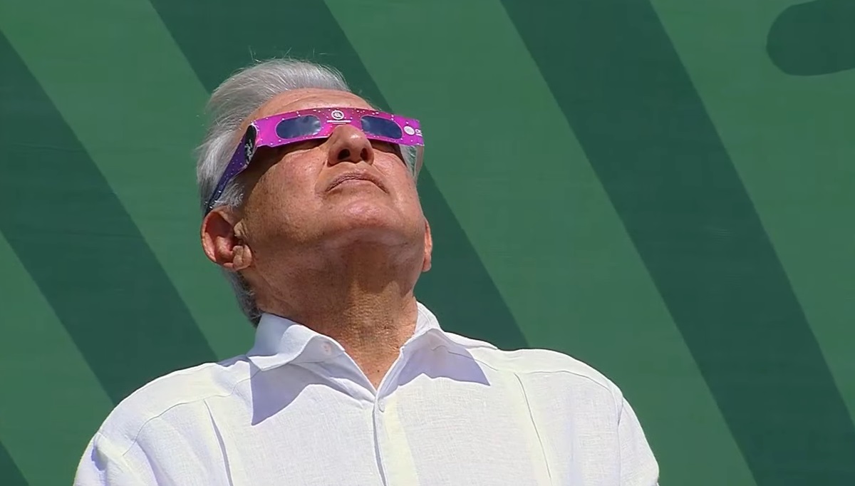 En primera fila, goza López Obrador del eclipse solar total 2024