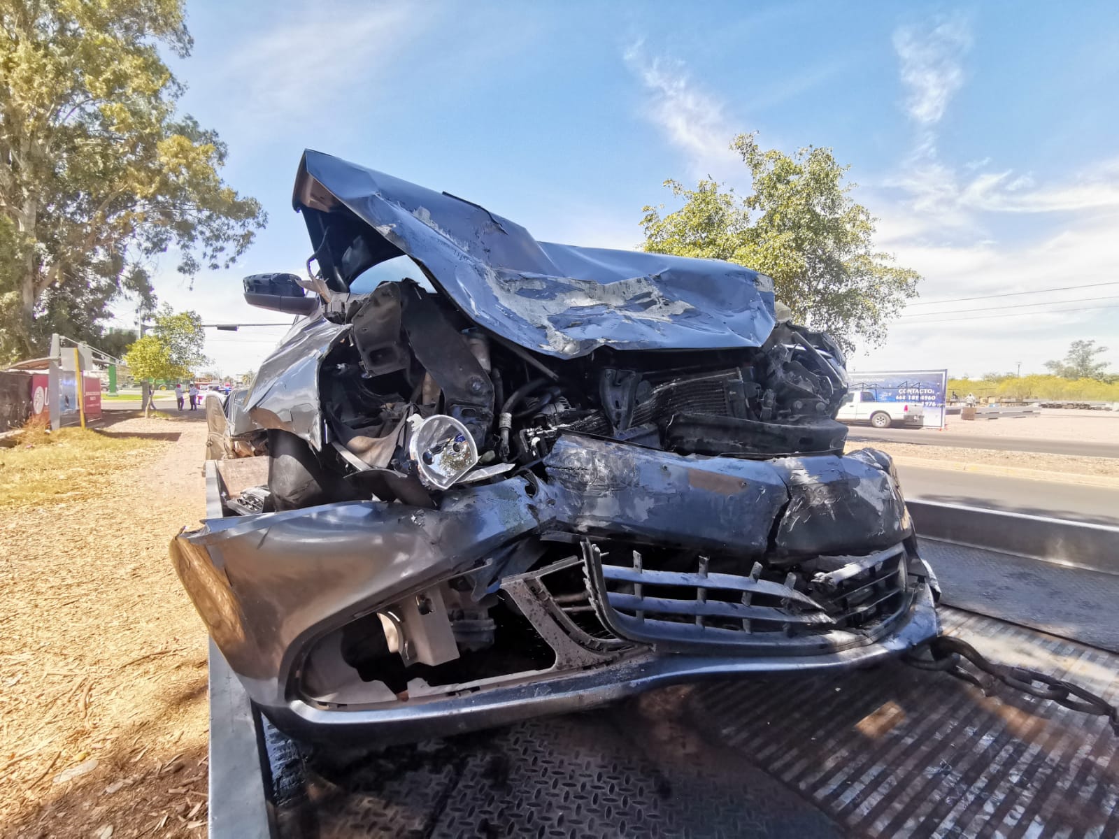 Aparatoso accidente al norte de Los Mochis deja una joven estudiante lesionada