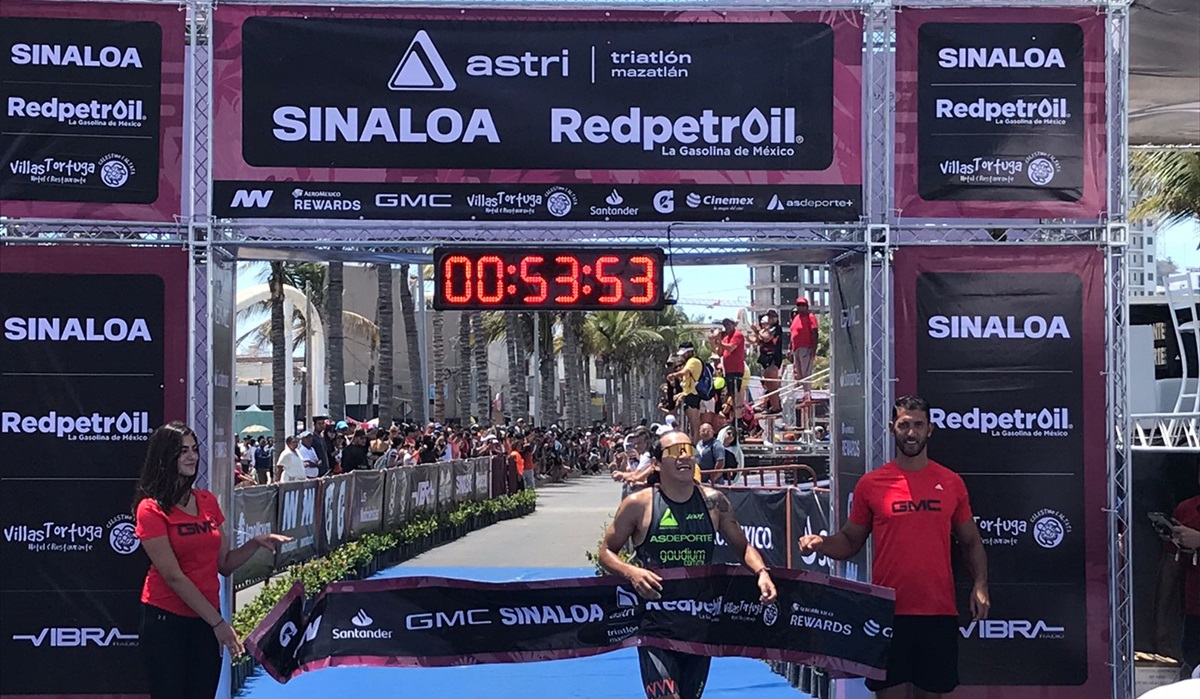 Se lleva el triunfo Aram Peñaflor en la Elite Varonil del Triatlón AsTri Red Petroil 2024 en Mazatlán
