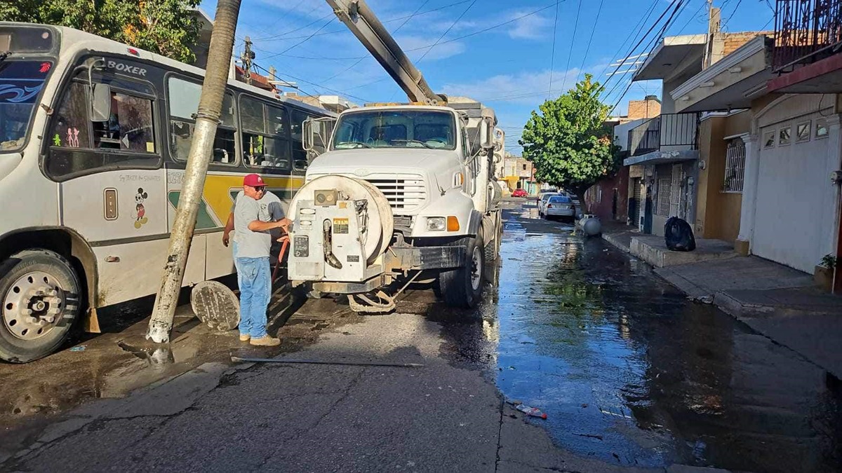 Atiende Jumapam rebosamiento de drenaje en la Montuosa