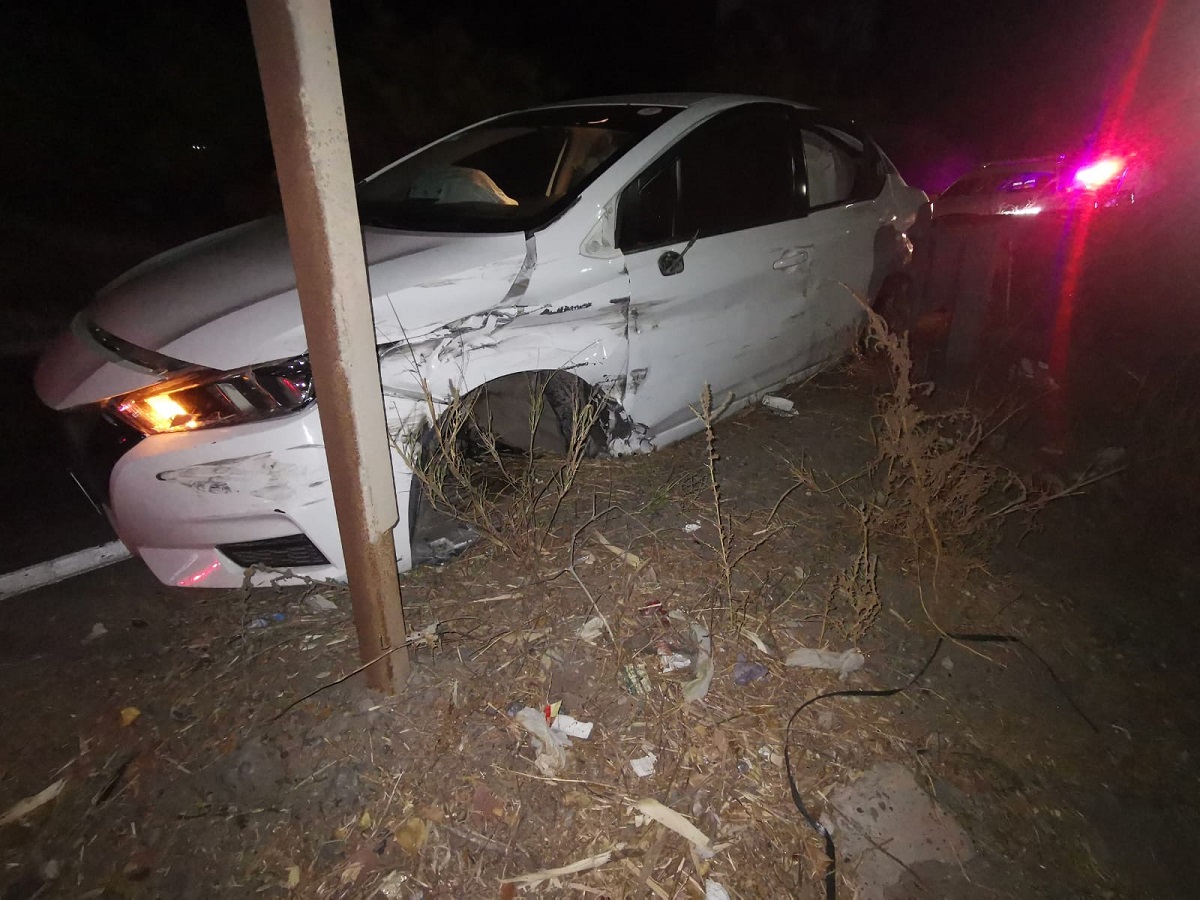 Conductor de un auto sufre accidente en el distribuidor vial El Trebol en Los Mochis