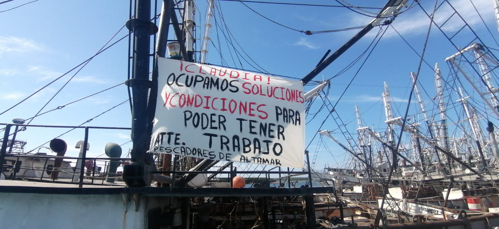 Ponen mantas en barcos camaroneros dirigidos a la candidata de Morena, Claudia Sheinbaum 