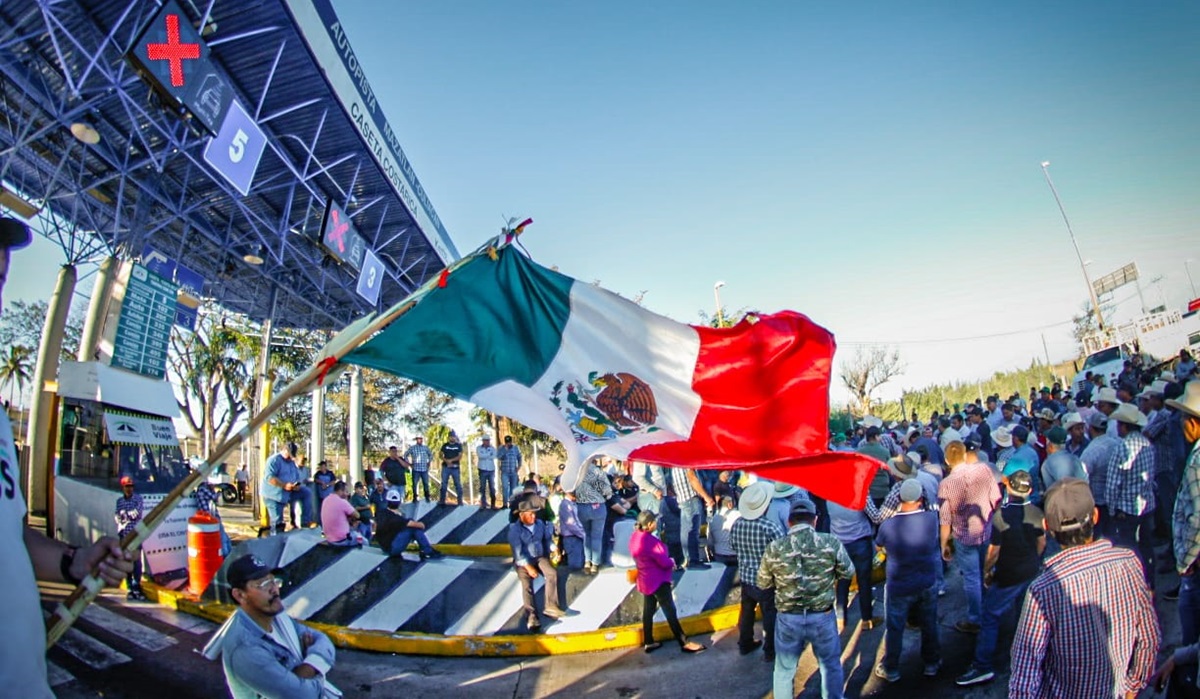 ¡Agarra la carretera libre! Sigue bloqueada por agricultores la caseta de Costa Rica, Culiacán