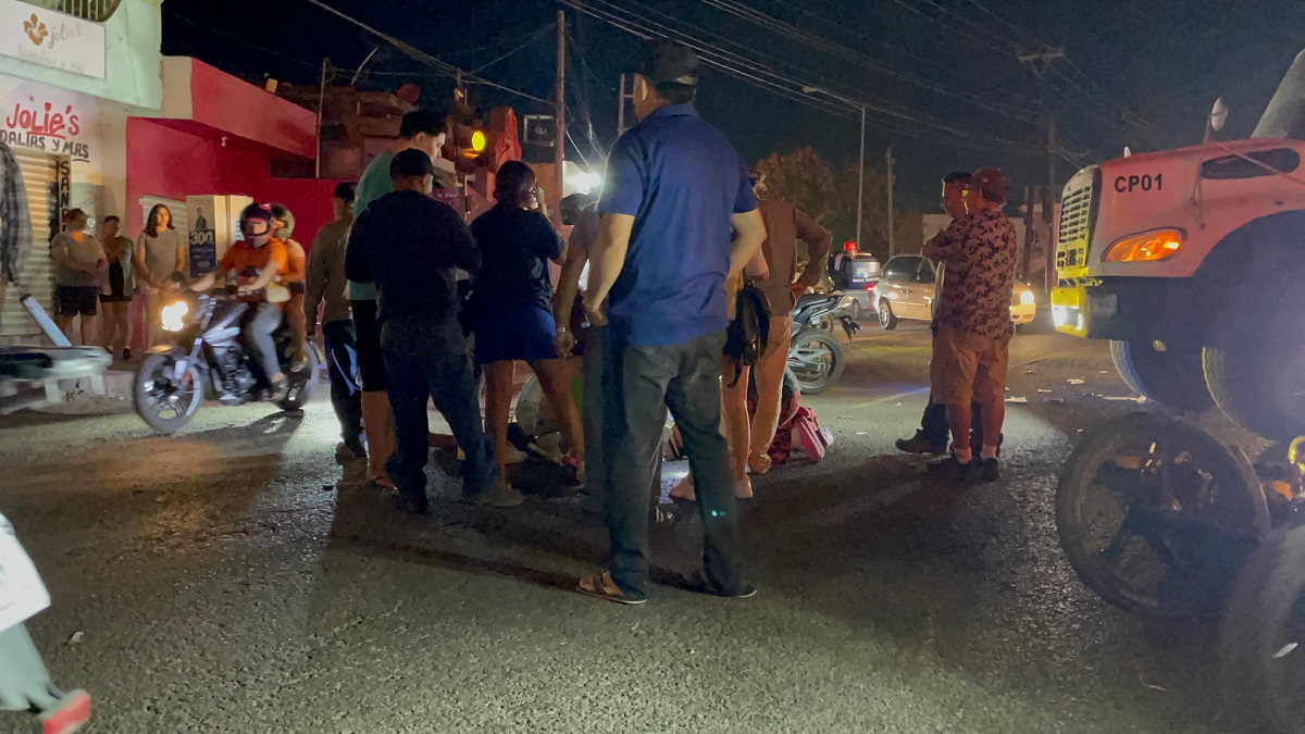 Motociclista es arrollado por una camioneta que se brincó el semáforo en Mazatlán