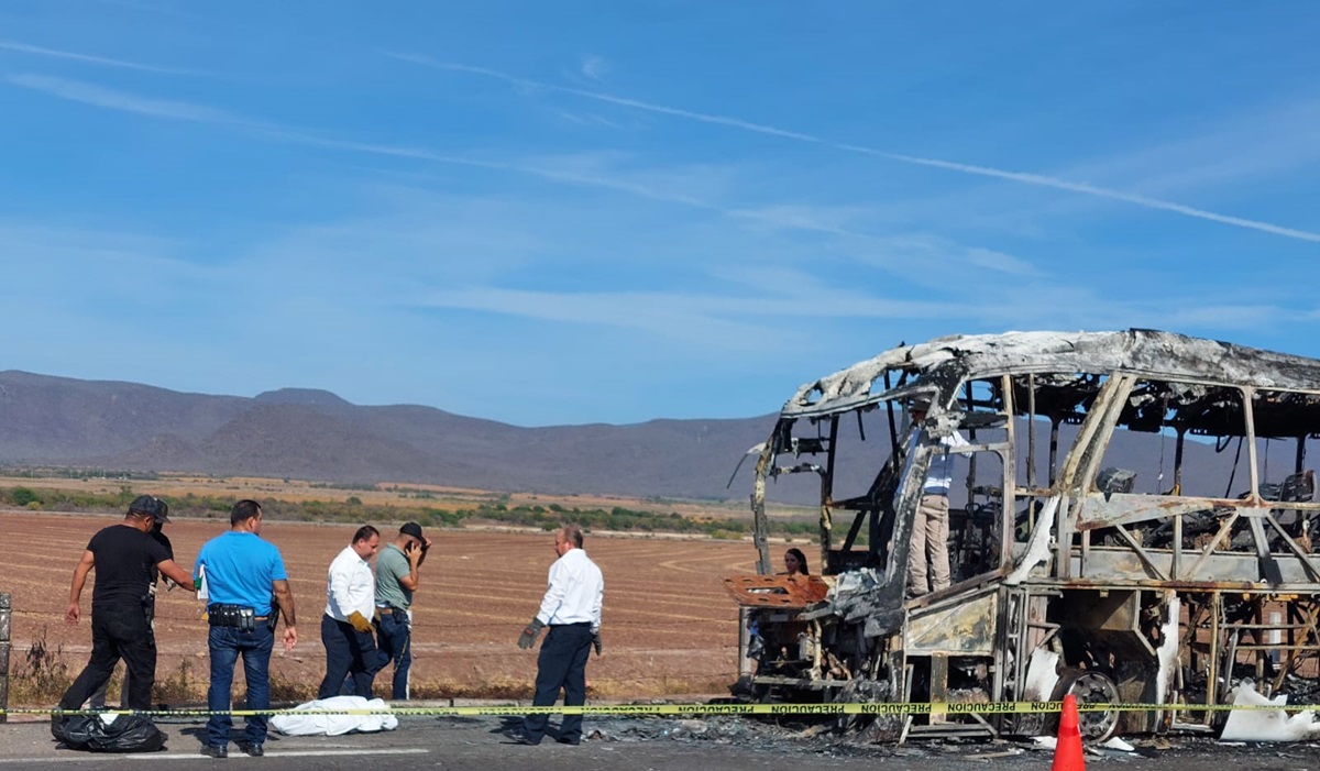 Trasladan restos de las cuatro víctimas del camionazo en Angostura al Semefo en Culiacán