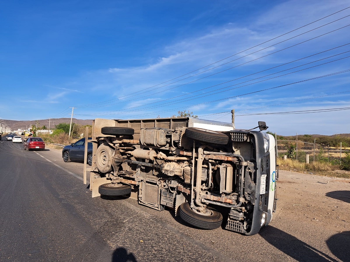 Vuelca camioncito de carga en La Costerita de Culiacán