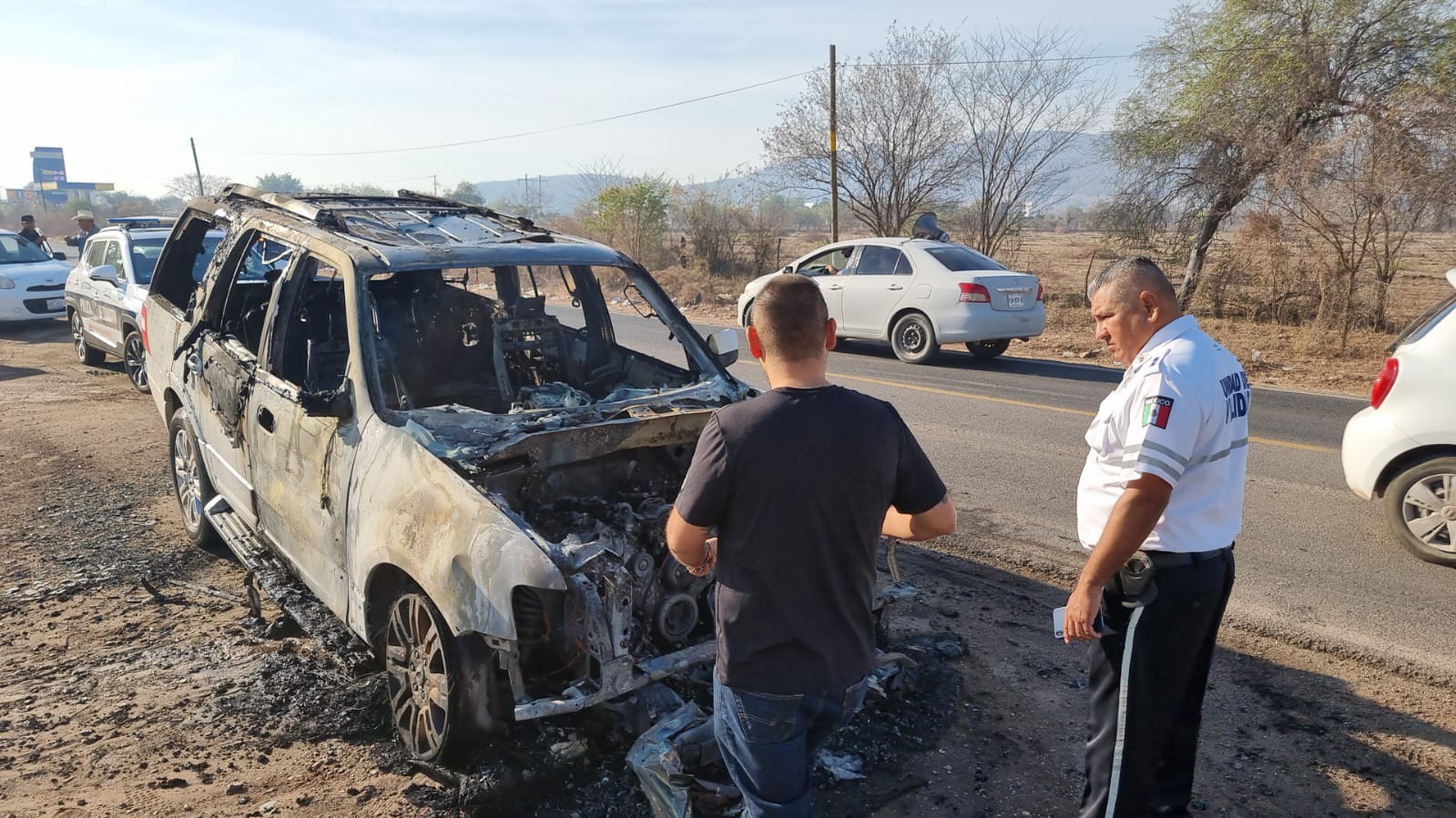 Camioneta choca contra camión de volteo y se incendia en Culiacán