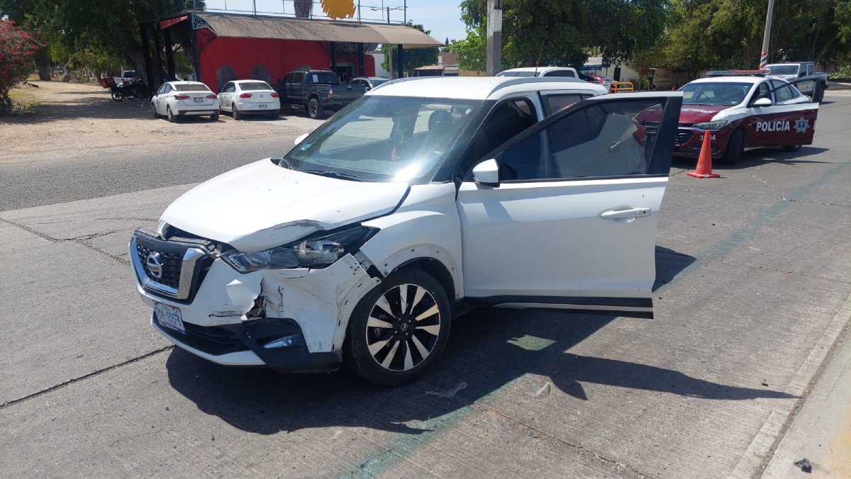 Aparatoso accidente al sur de Los Mochis, deja como saldo una mujer y un bebé lesionados