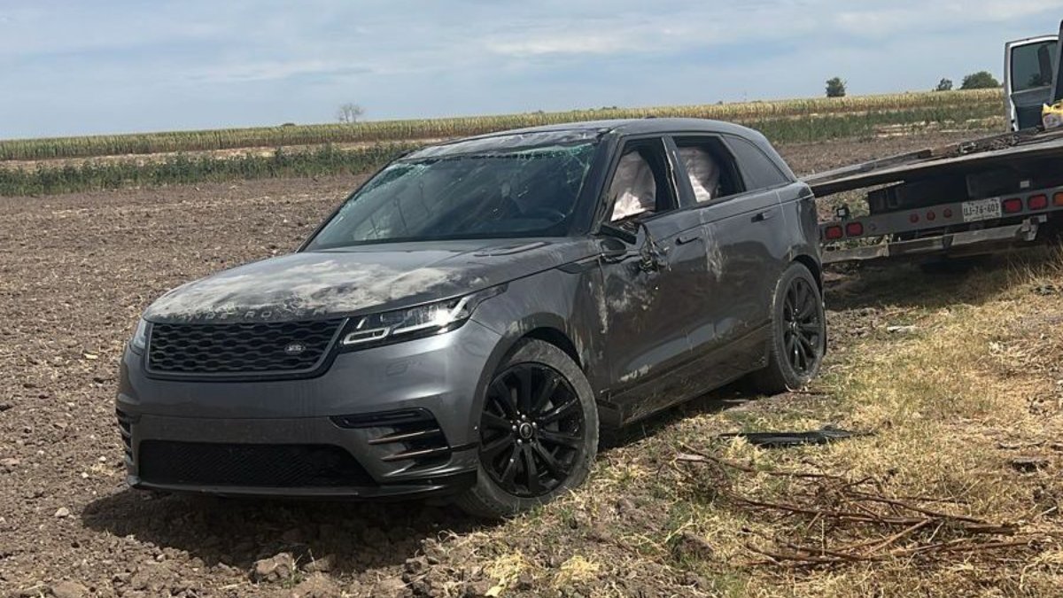 Vagoneta con remolque se sale de la carretera en Guasave; deja daños materiales