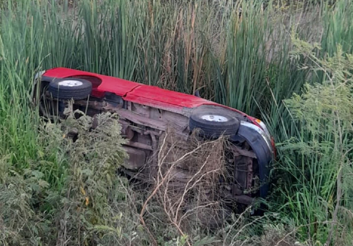 Encuentran camioneta volcada y abandonada en Guasave