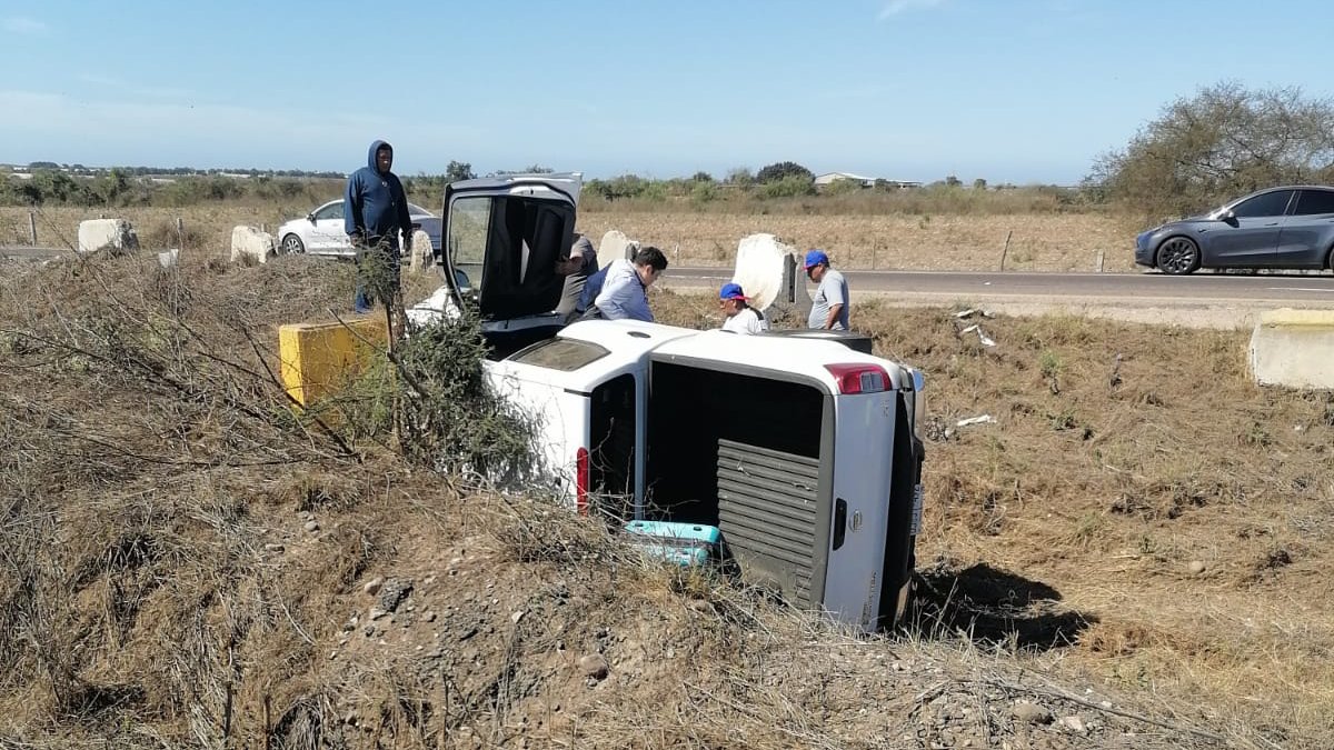 Camioneta termina volcada sobre la carretera Mazatlán-Culiacán, cerca de La Cruz de Elota