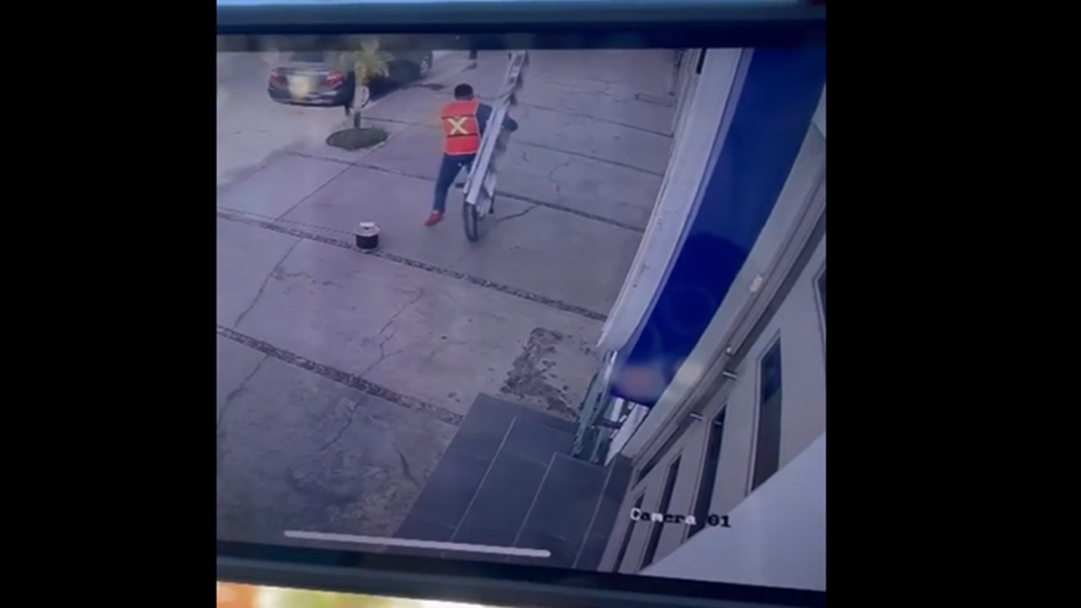 ¡Con las manos en la masa! Captan a ladrón llevándose escalera en Los Mochis