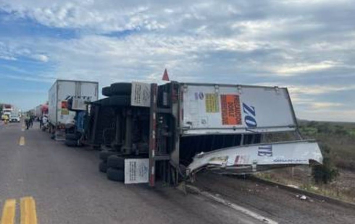 Se registra carambola de camionetas y tráiler en Escuinapa, 7 personas resultaron lesionadas