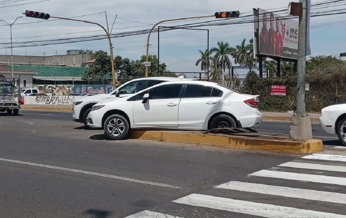 Conductor queda atorado con su vehículo en camellón central en Mazatlán