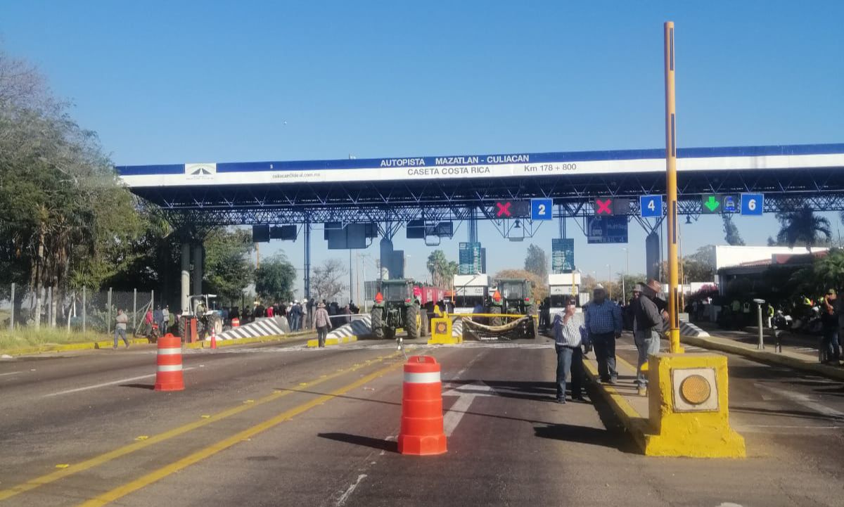 ¡Precaución! Bloquean productores de maíz la caseta de Costa Rica, en Culiacán
