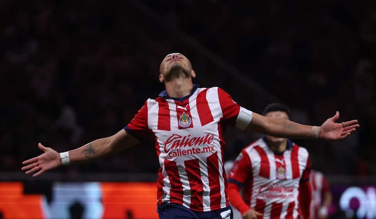 Chivas aprovecha la mala racha de Puebla y saca tres puntos con gol de ‘Chicharito’