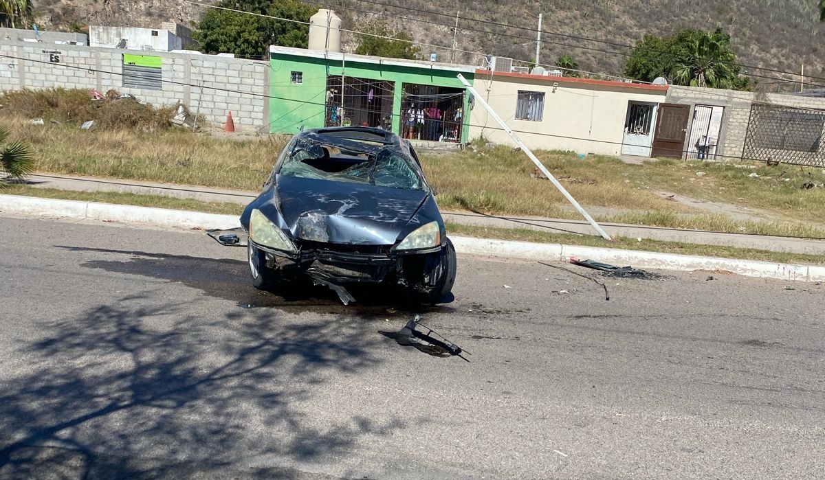 Choca contra poste y deja sin luz a la mitad de Topolobampo; hay dos lesionados
