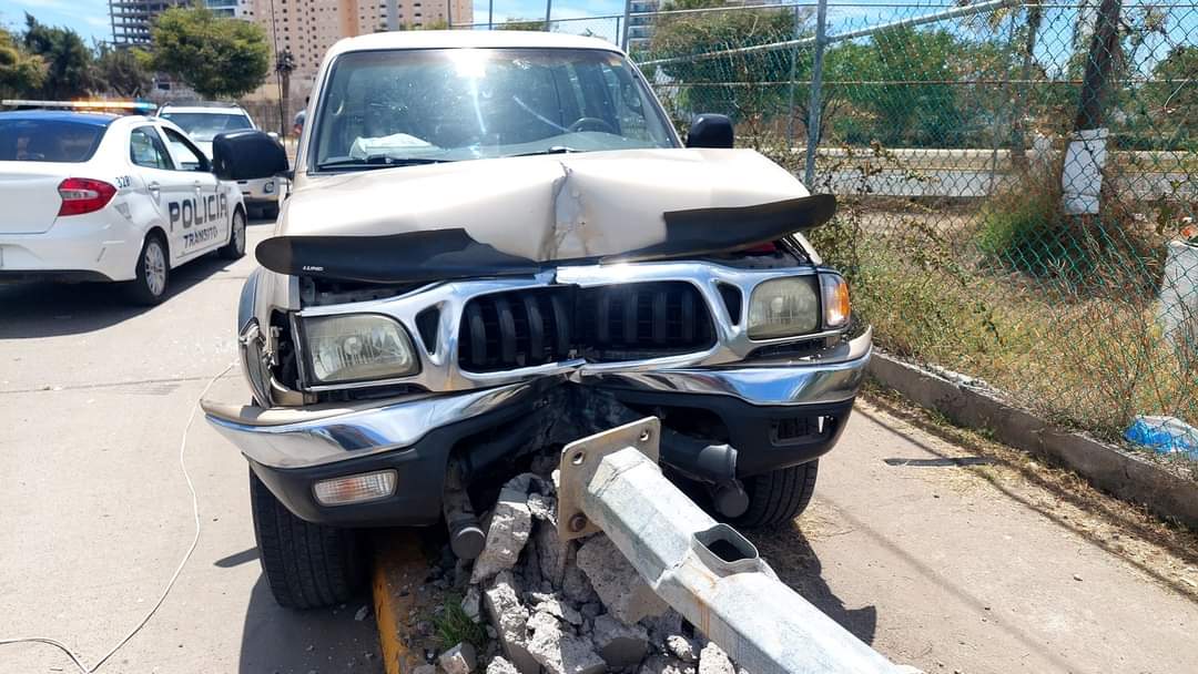 Tacoma derriba alumbrado público en Mazatlán; el conductor se sintió mal de salud