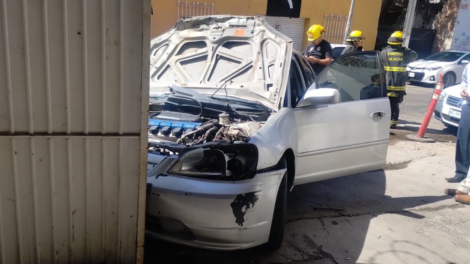 Le chocan por alcance, se impacta contra una pared y incendia su auto, esto en Culiacán