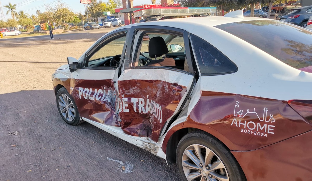 Choque entre patrulla de Tránsito de Ahome y una camioneta deja una persona lesionada