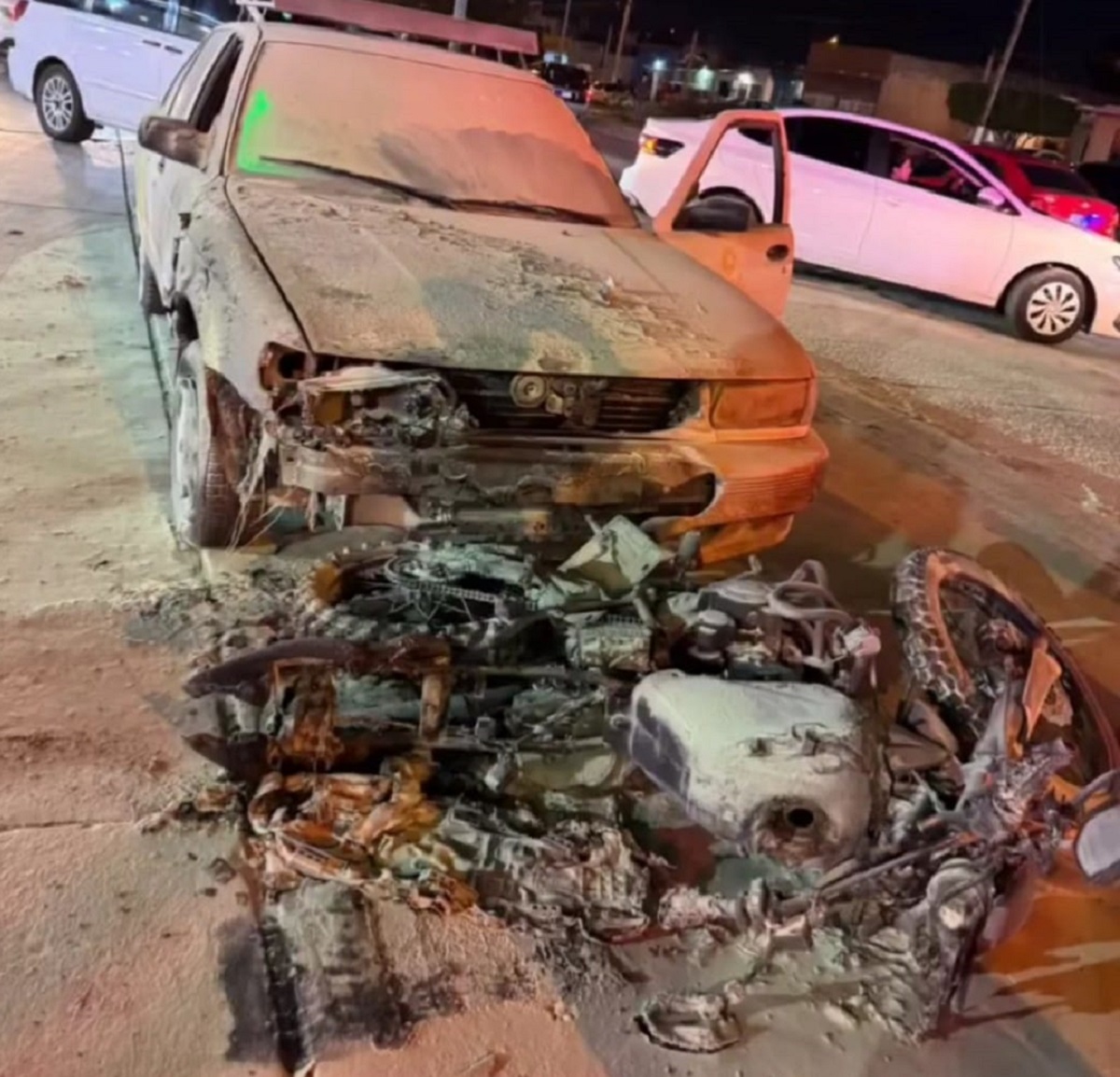 Se incendia motocicleta y taxi luego de accidente vial en Mazatlán