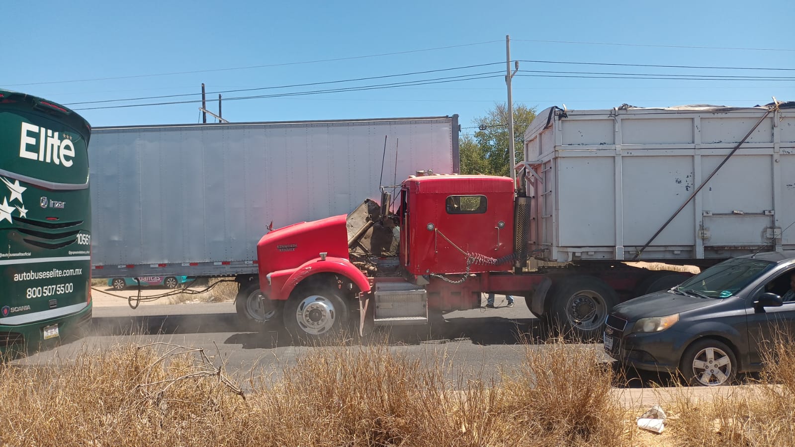 No llegaron a su destino; chocan tráileres sobre la México 15, en Batamote, Guasave