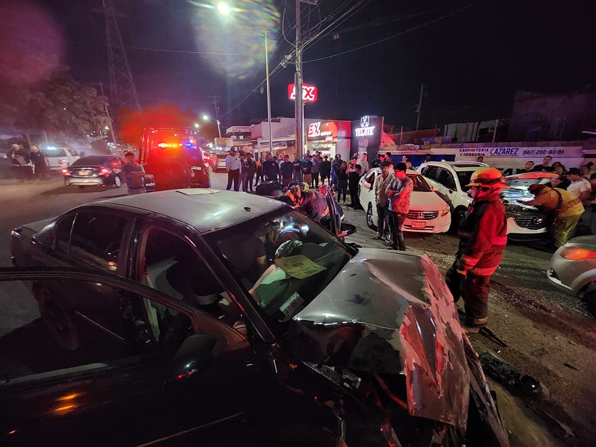 Choque entre tres vehículos frente a Villa Bonita deja un lesionado y fuerte daños materiales, en Culiacán