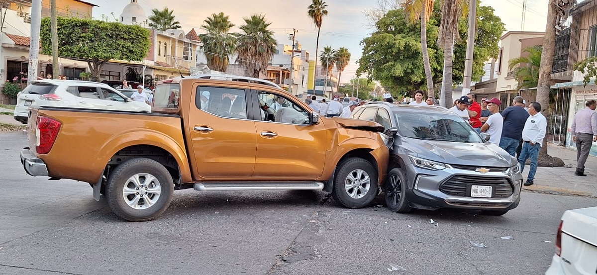 Aparatoso choque deja cuantiosos daños materiales en Los Mochis