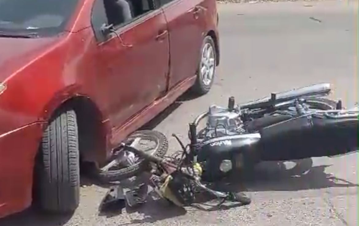 Choque entre auto y moto en Guasave deja daños materiales
