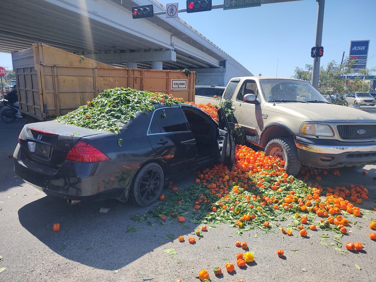¡Los chiles quedaron regados! Chocan dos unidades por el Lateral de la México 15 en Ruiz Cortines, Guasave