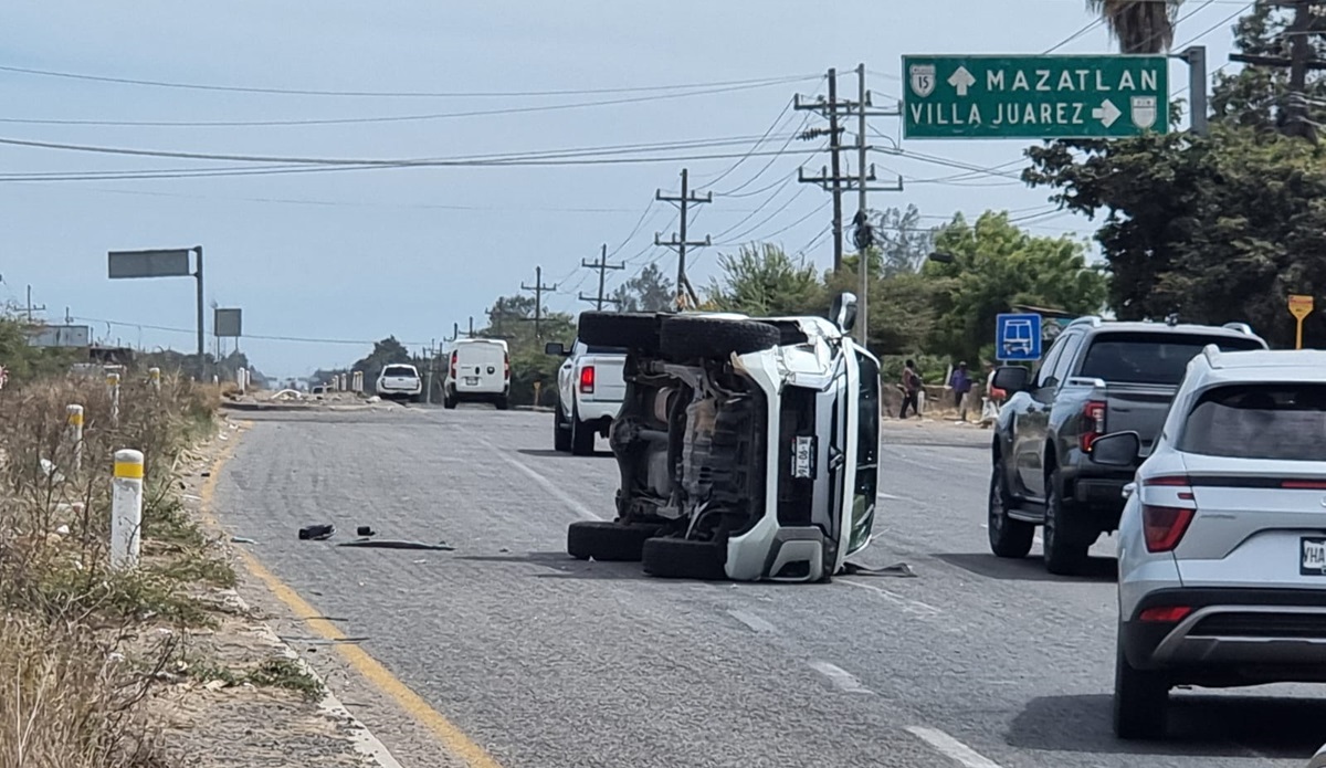 Choca contra tráiler y camioneta; sobrevive de milagro en Culiacán