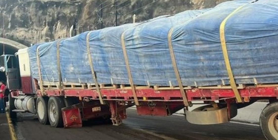 Cierran la Mazatlán- Durango a la circulación por accidente de tráiler
