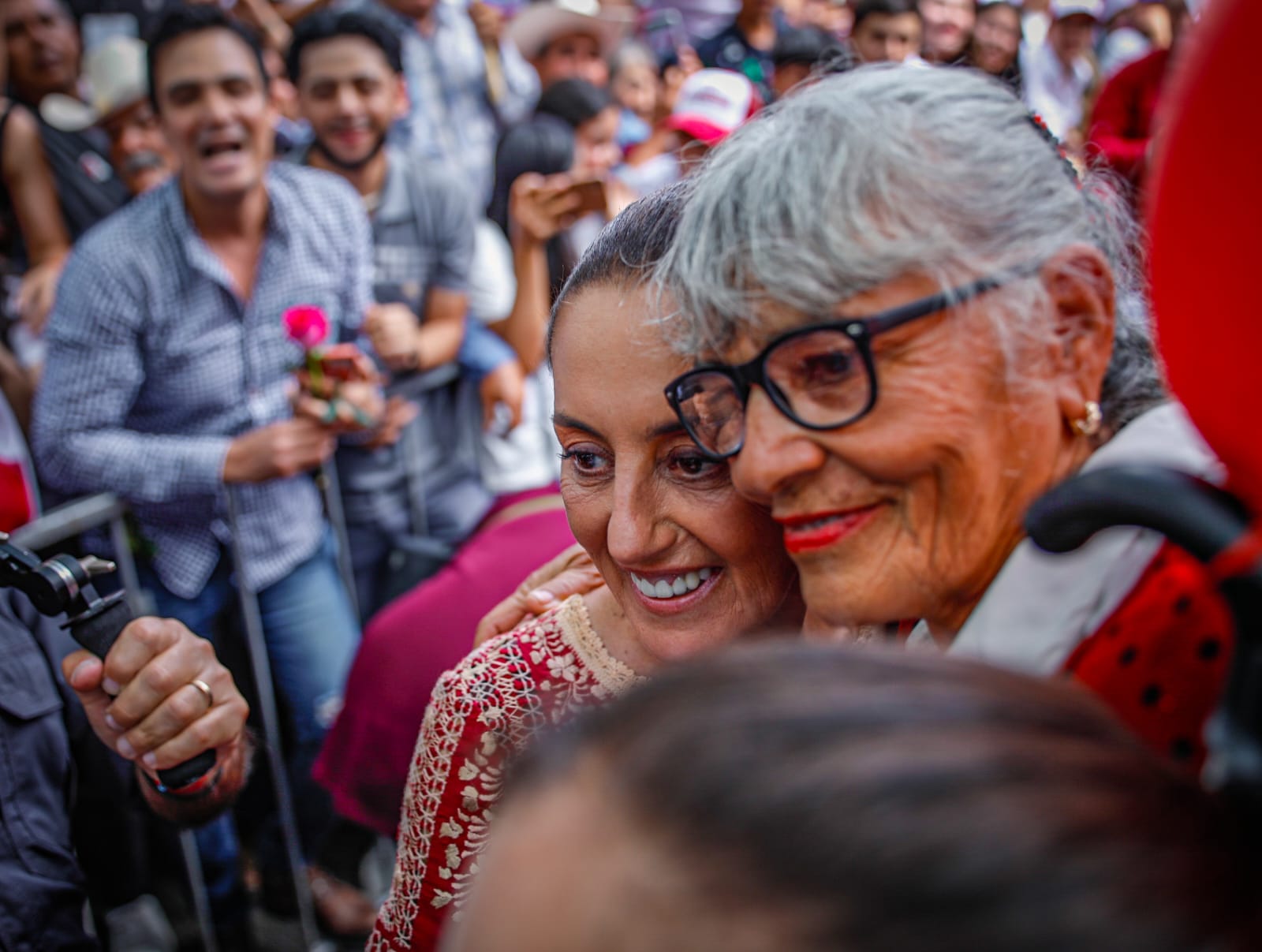 Llega Claudia Sheinbaum a mitin en Culiacán; se toma 25 minutos para saludar y tomarse fotos