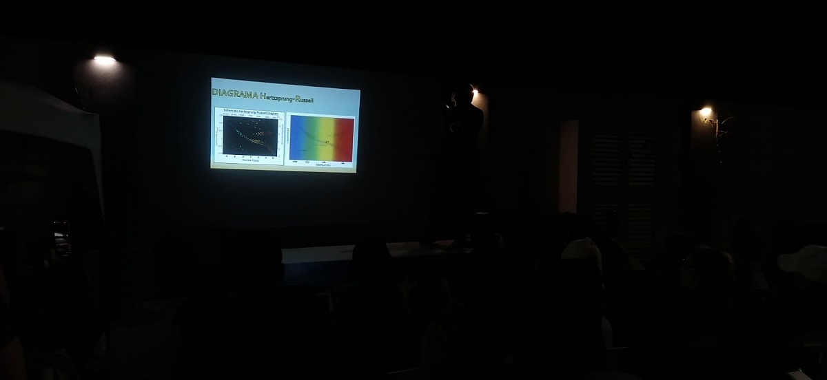 Mazatlecos aprenden cómo se forman las estrellas en una conferencia dada por el astrónomo de la UNAM David Green