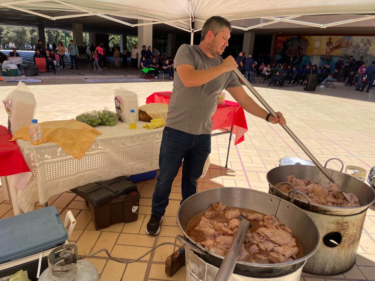 Con carnitas y pastel se manifiestan viudas de policías en Palacio de Gobierno