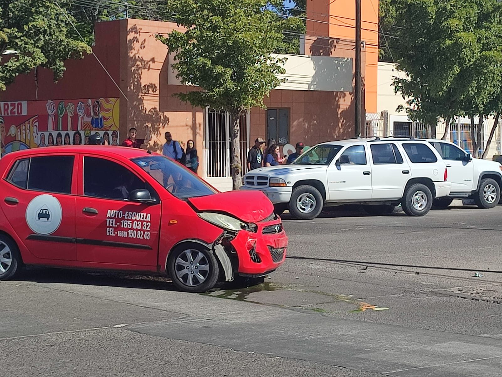 Conductor de escuela de manejo es impactado por una camioneta en el sector centro de Los Mochis