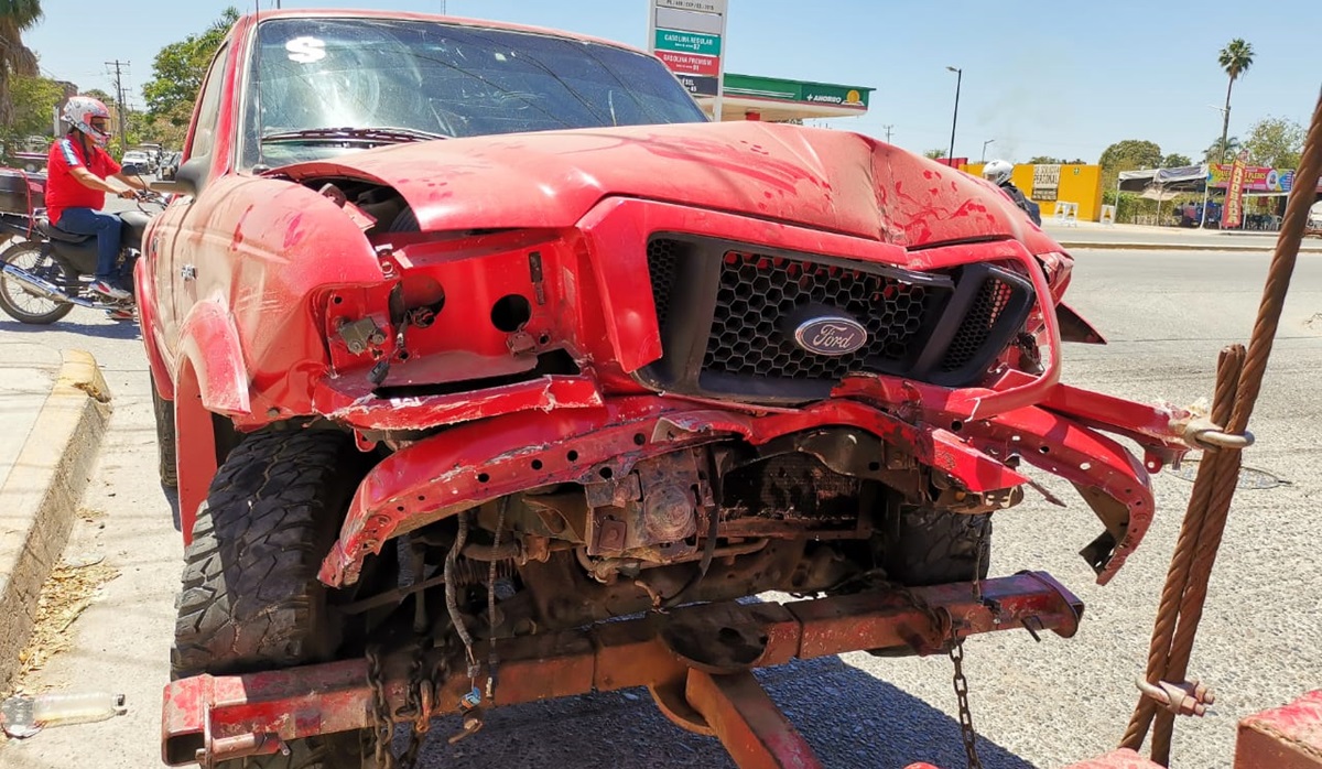 Hombre que viajaba con su bebé pierde el conocimiento y choca en Los Mochis